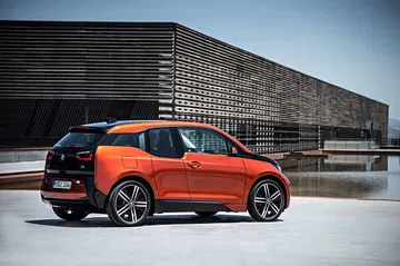 Vista dinámica lateral del BMW i3, destacando su diseño moderno