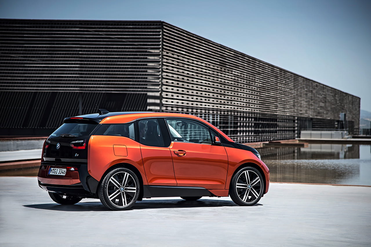 Vista dinámica lateral del BMW i3, destacando su diseño moderno