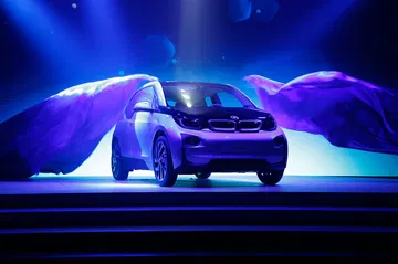 Vista delantera del BMW i3 en evento de presentación, destacando su diseño vanguardista.