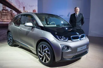 BMW i3 expuesto durante un evento de motor, visión lateral y frontal.