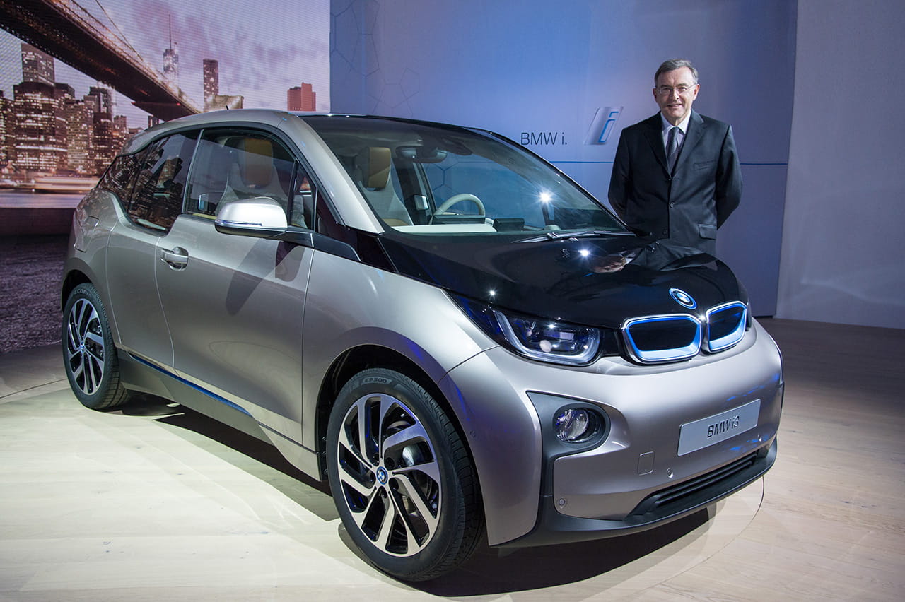 BMW i3 expuesto durante un evento de motor, visión lateral y frontal.