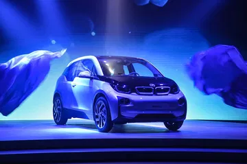Vista frontal y lateral del BMW i3 destacando su diseño futurista