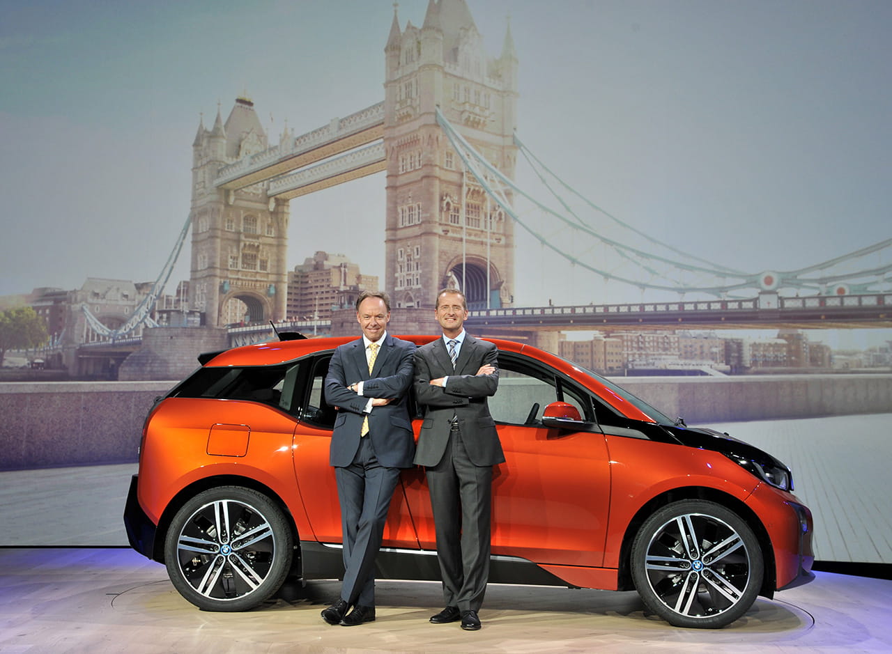 BMW i3 en presentación oficial con el Puente de la Torre de fondo