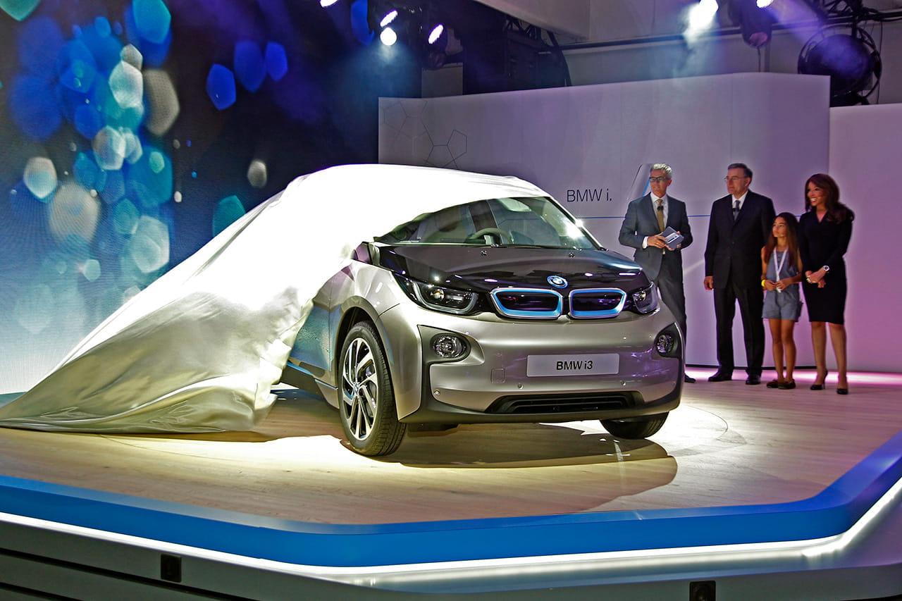 El BMW i3 durante su presentación mundial, una visión del futuro de la movilidad eléctrica.