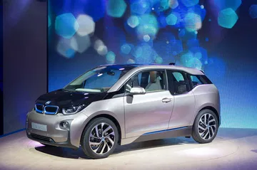 Vista lateral del BMW i3 durante su presentación mundial, destacando su diseño futurista.