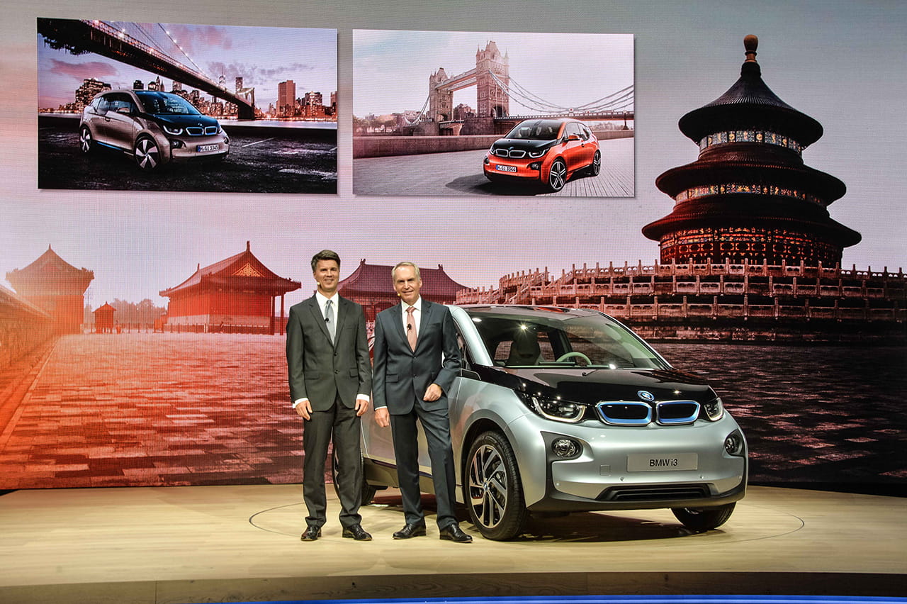 El BMW i3 en su presentación mundial acompañado de dos ejecutivos.
