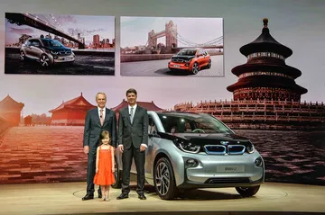 BMW i3 en su presentación mundial con ejecutivos de la marca.