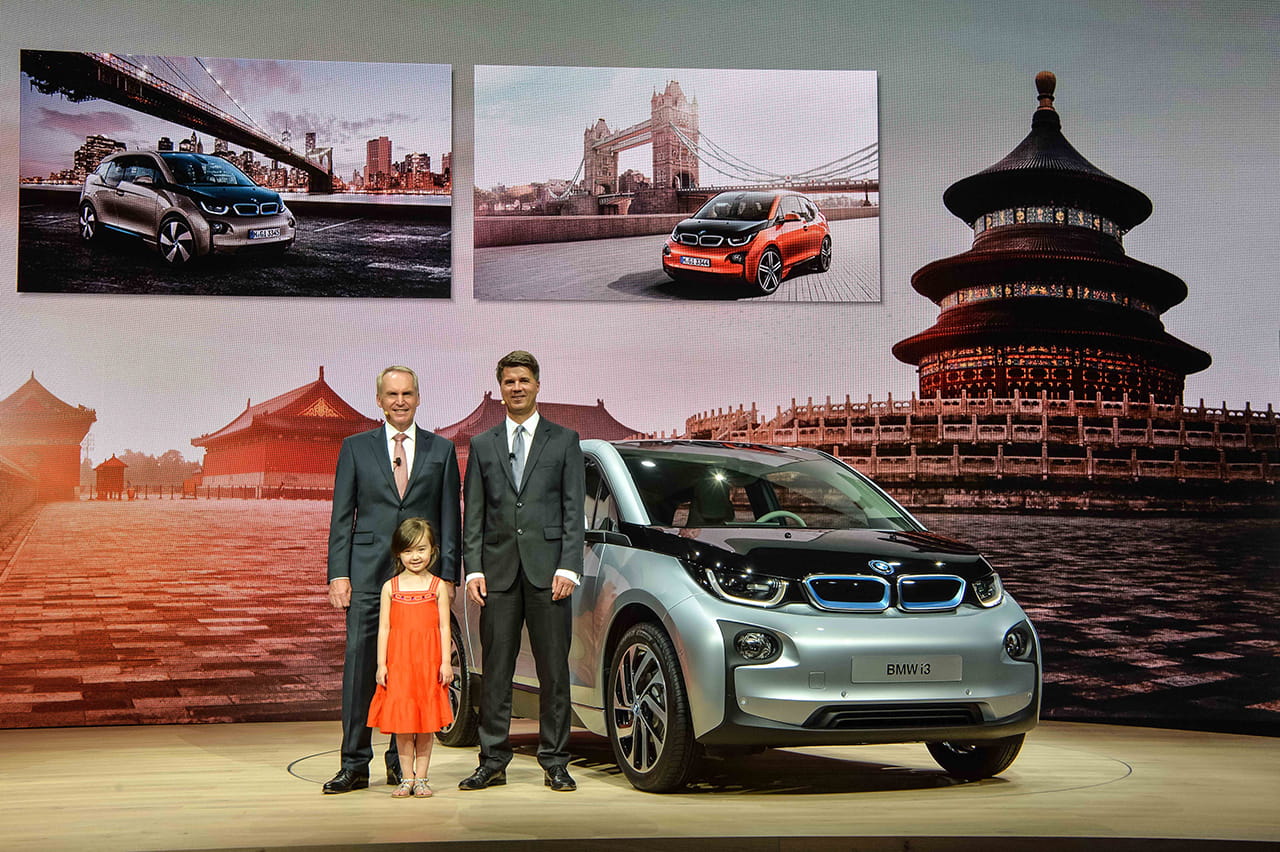 BMW i3 en su presentación mundial con ejecutivos de la marca.