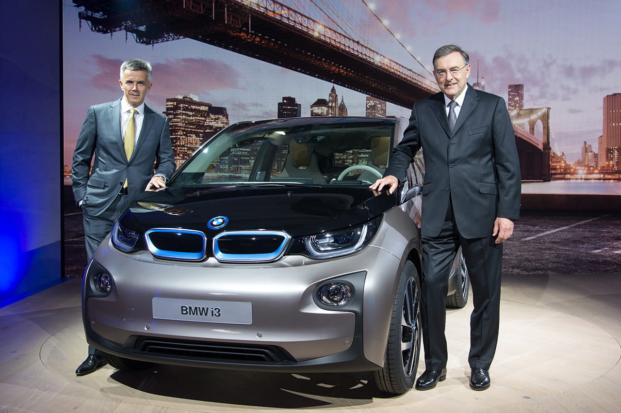 Vista delantera y lateral del BMW i3 durante su presentación oficial.