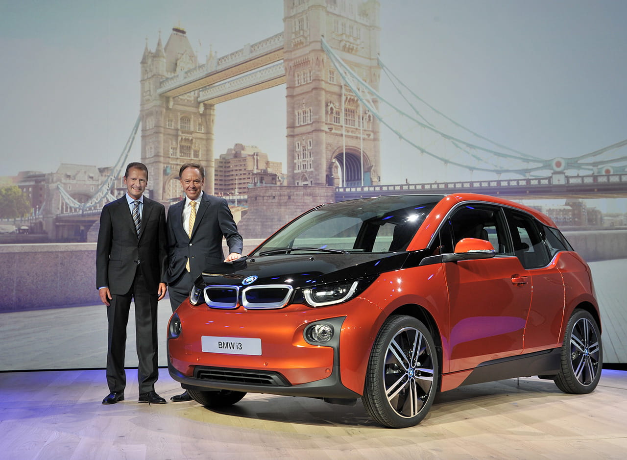 BMW i3 en presentación oficial con dos ejecutivos al lado.