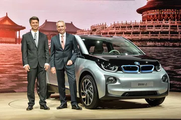 El BMW i3 en presentación oficial, mostrando su frontal y perfil.