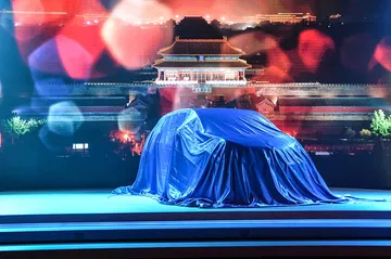 El BMW i3 cubierto con una lona en su presentación, generando expectación.