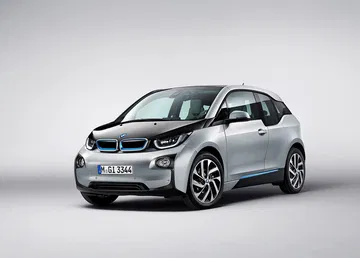 Vista delantera y lateral del BMW i3 destacando su diseño vanguardista.