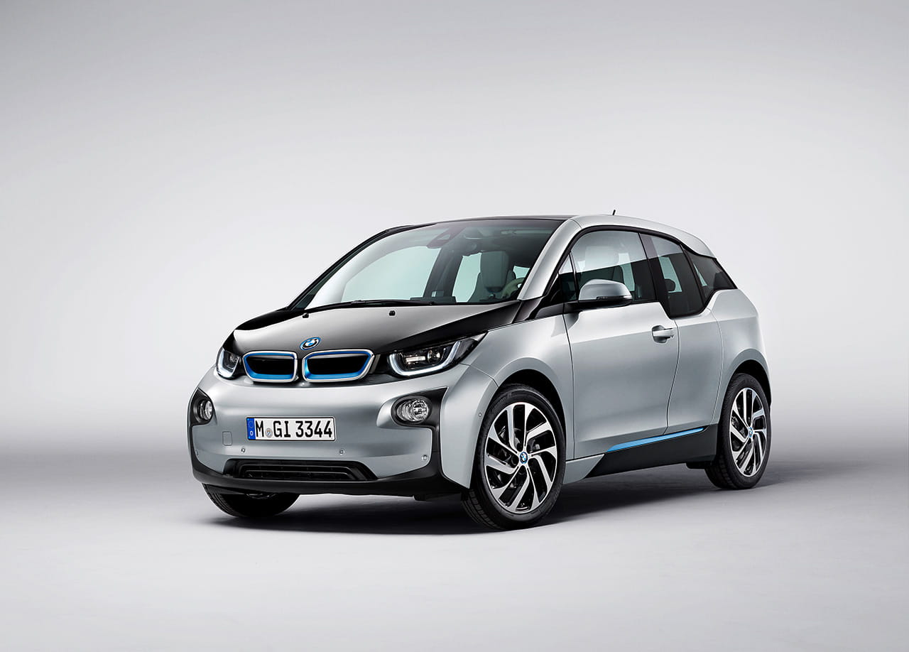 Vista delantera y lateral del BMW i3 destacando su diseño vanguardista.