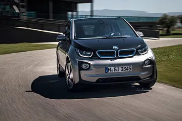Vista delantera y lateral del BMW i3 mostrando su diseño característico.