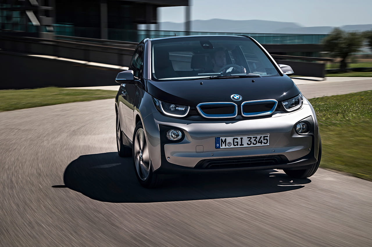 Vista delantera y lateral del BMW i3 mostrando su diseño característico.