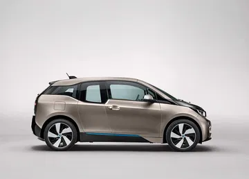 BMW i3 en una impecable vista lateral que muestra su perfil aerodinámico.