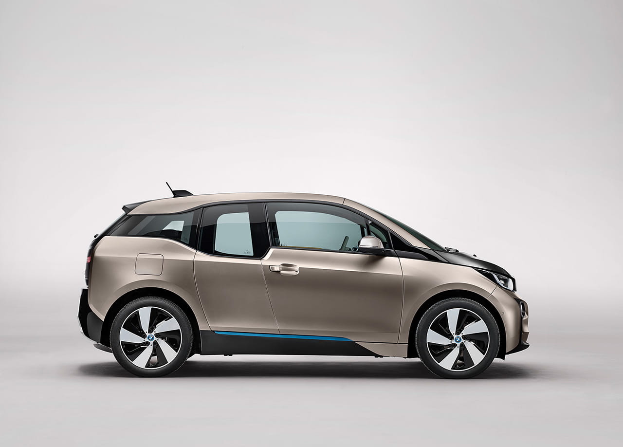 BMW i3 en una impecable vista lateral que muestra su perfil aerodinámico.