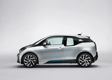 Vista lateral del BMW i3 destacando su diseño compacto y futurista.
