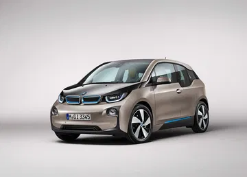 Vista lateral del BMW i3 destacando su diseño futurista y líneas aerodinámicas.