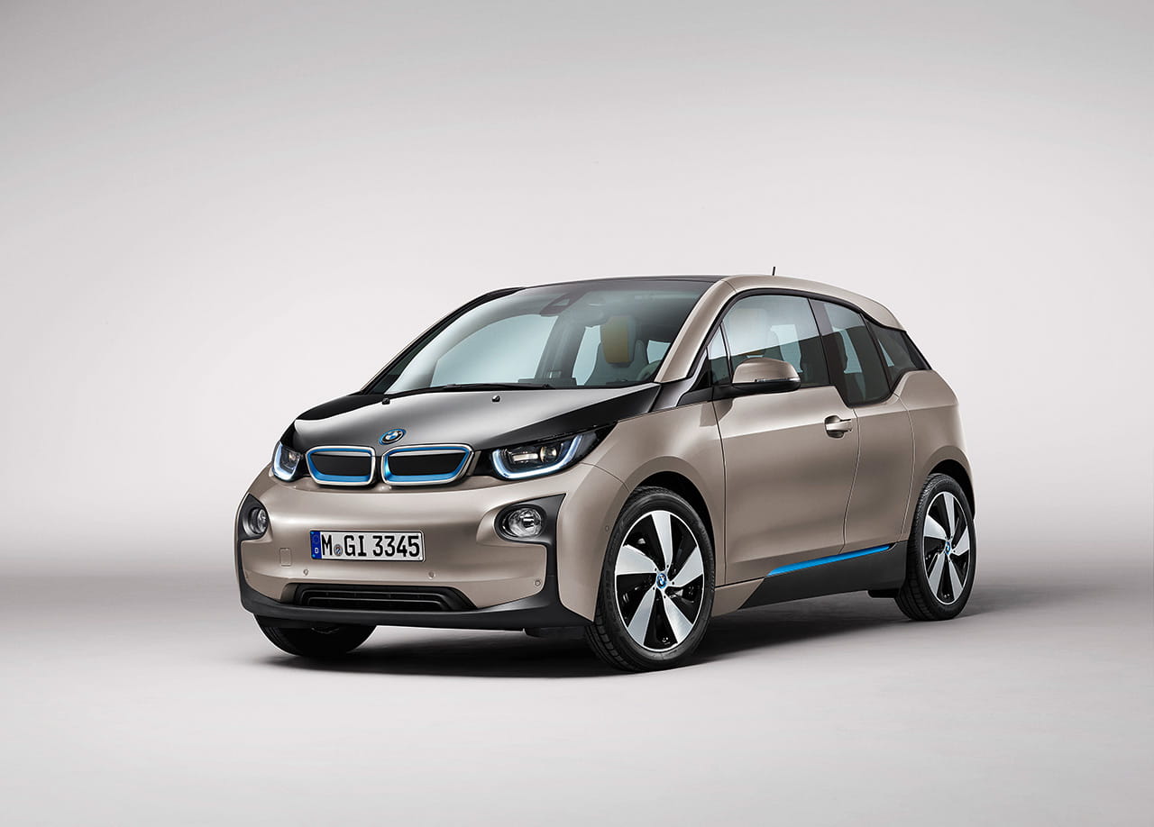 Vista lateral del BMW i3 destacando su diseño futurista y líneas aerodinámicas.