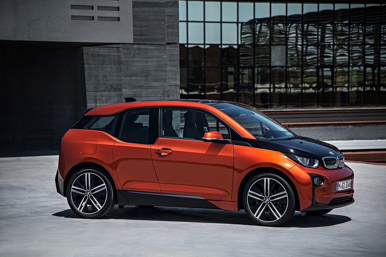 Vista lateral del BMW i3 mostrando su perfil y llantas de diseño aerodinámico.
