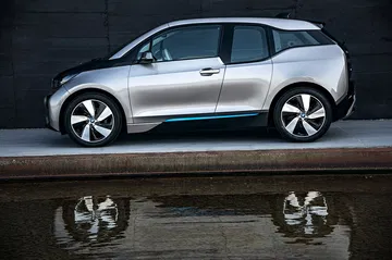 Vista lateral del BMW i3, destacando su diseño compacto y futurista.