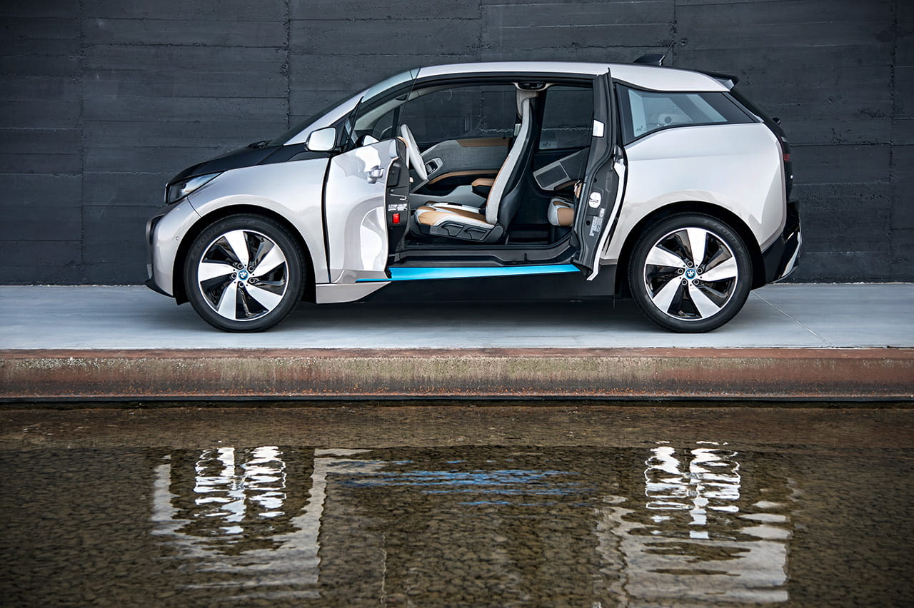 Vista lateral del BMW i3 mostrando su diseño único y puertas de apertura opuesta.
