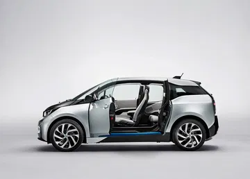 Vista lateral del BMW i3 con puertas abiertas mostrando diseño y accesibilidad.