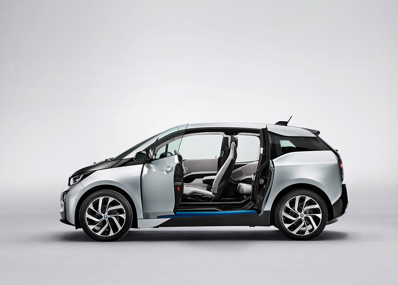 Vista lateral del BMW i3 con puertas abiertas mostrando diseño y accesibilidad.