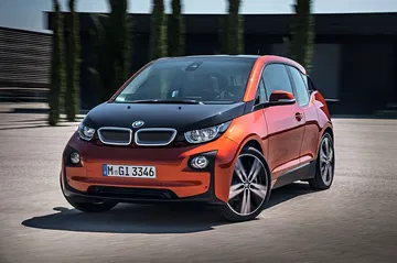 Vista angular delantera del BMW i3 destacando su diseño vanguardista.