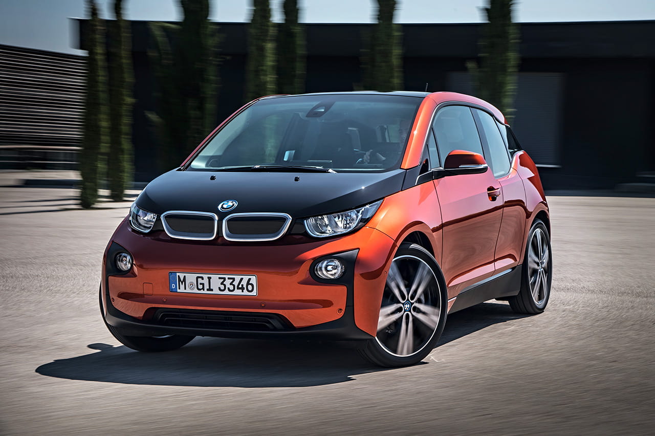 Vista angular delantera del BMW i3 destacando su diseño vanguardista.