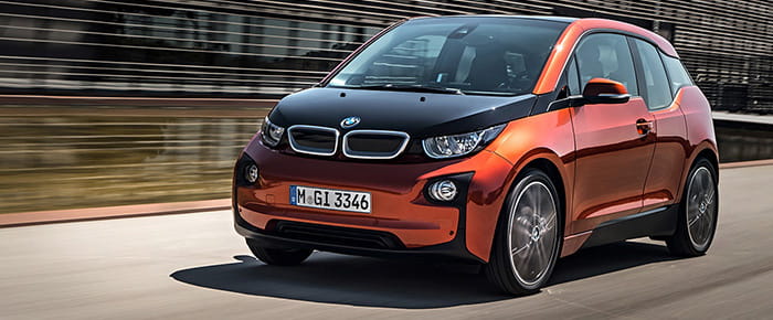 BMW i3 en movimiento, mostrando su diseño lateral compacto y aerodinámico.