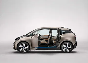 Vista lateral del BMW i3 con puertas abiertas que muestra el diseño sin pilar central.