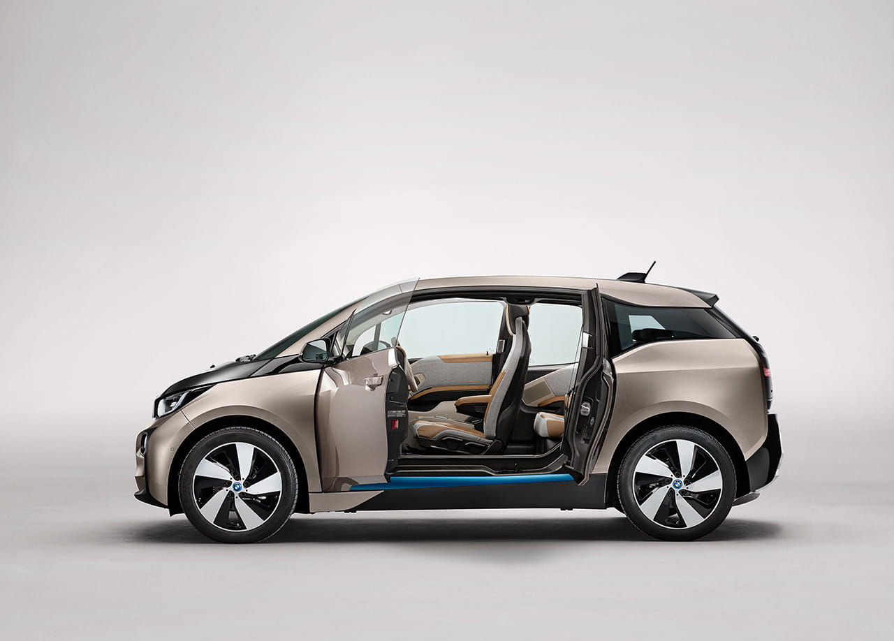 Vista lateral del BMW i3 con puertas abiertas que muestra el diseño sin pilar central.