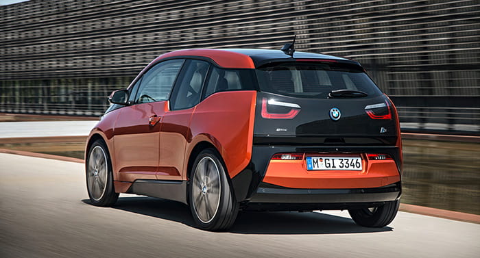 BMW i3 mostrando su diseño trasero y lateral en movimiento.