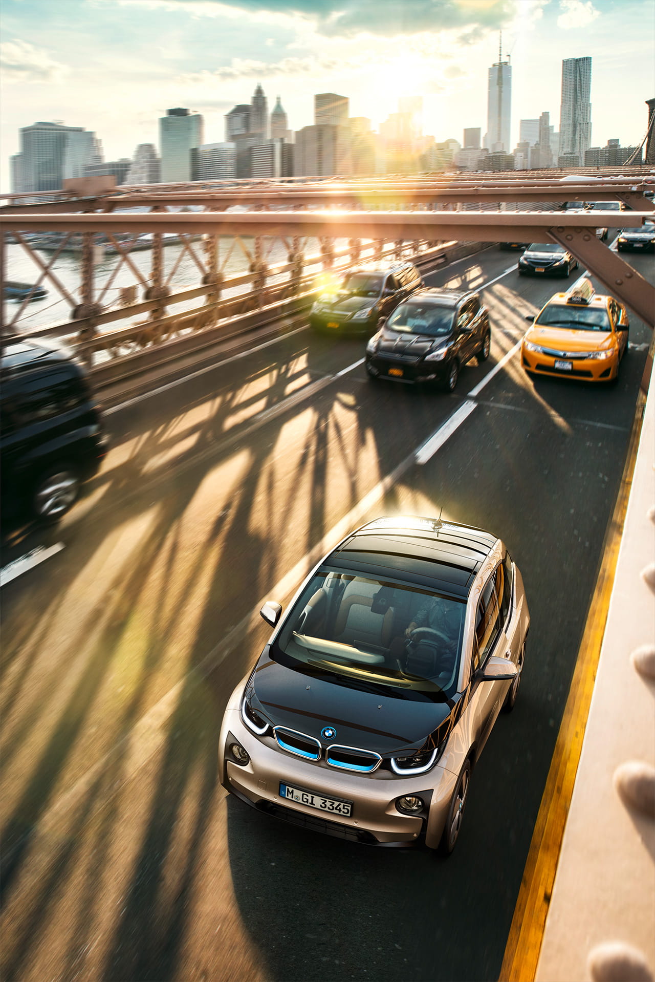 Vista superior del BMW i3 en contexto urbano, destacando su diseño compacto.