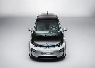 Vista aérea del BMW i3 destacando su frontal y techo.