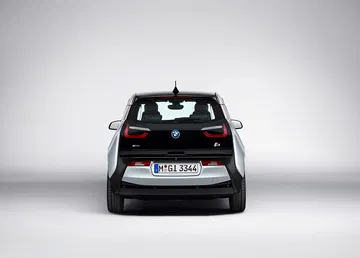 Vista trasera del BMW i3 destacando la elegancia de sus líneas y su diseño distintivo.