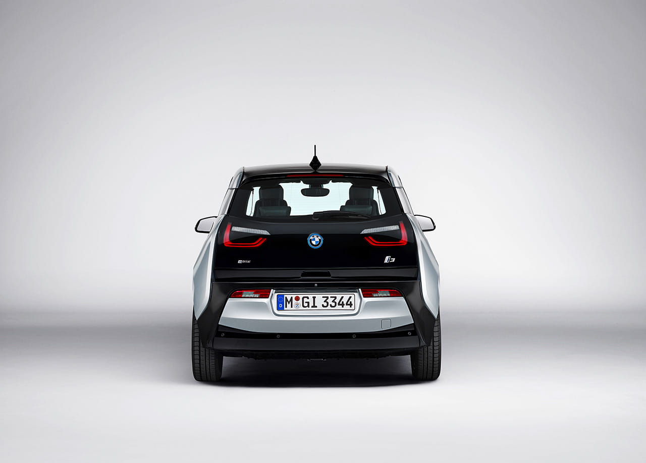 Vista trasera del BMW i3 destacando la elegancia de sus líneas y su diseño distintivo.