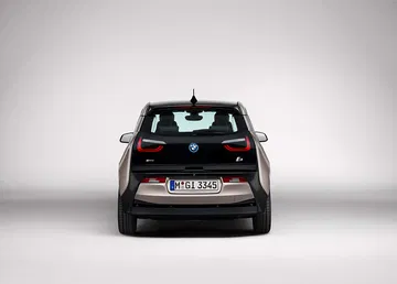 Vista trasera del BMW i3 destacando su diseño vanguardista y compacto.