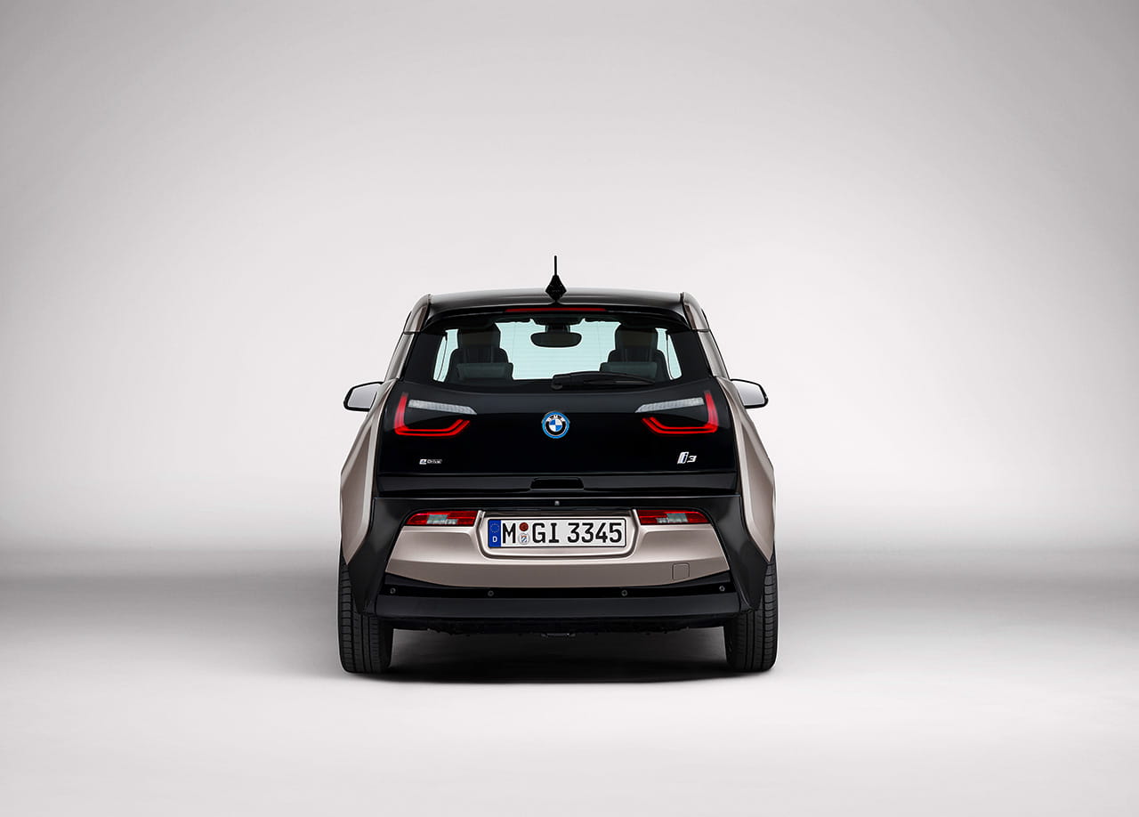 Vista trasera del BMW i3 destacando su diseño vanguardista y compacto.