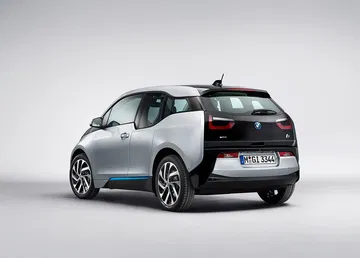 Vista trasera lateral del BMW i3 destacando su diseño compacto y moderno.