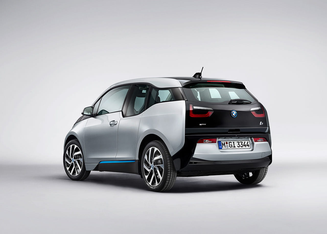 Vista trasera lateral del BMW i3 destacando su diseño compacto y moderno.