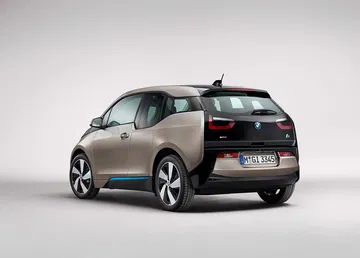 Vista trasera y lateral del BMW i3 destacando su diseño compacto y moderno.