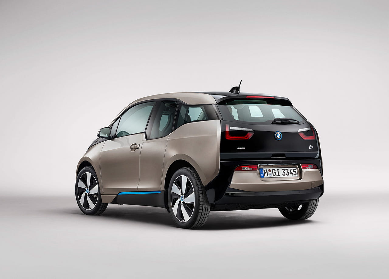 Vista trasera y lateral del BMW i3 destacando su diseño compacto y moderno.