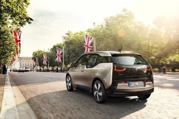Vista trasera y lateral del BMW i3 mostrando las líneas de diseño.