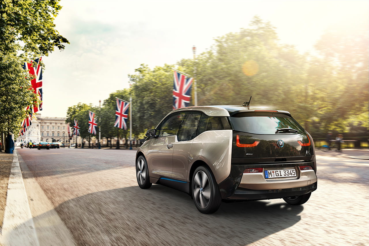 Vista trasera y lateral del BMW i3 mostrando las líneas de diseño.