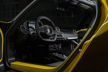 Vista lateral de la cabina del 4C con acabados en amarillo y negro.