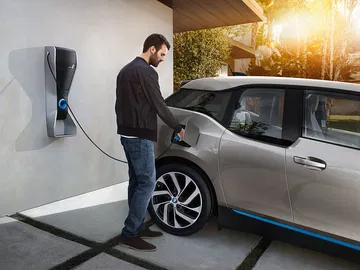 Imagen del BMW i3 durante el proceso de carga, reflejando su facilidad de uso.